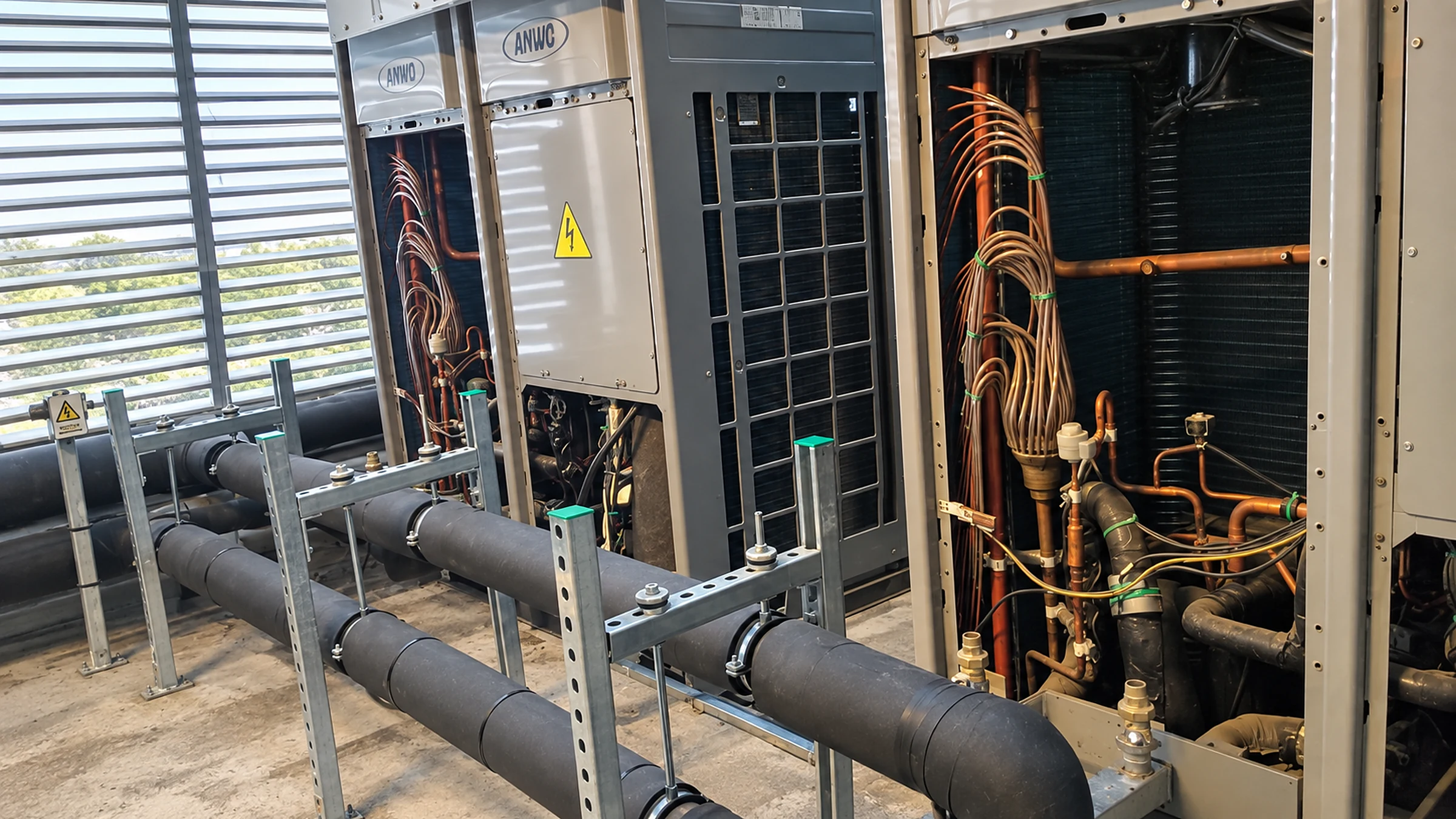 Chillers industriales con red de cañerías aisladas — instalación mantenida por Emergia
